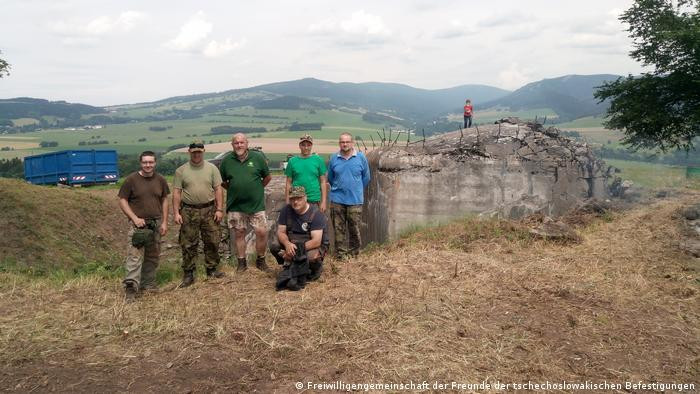 Các tình nguyện viên sửa chữa, cải tạo hầm ngầm. Ảnh: DW.