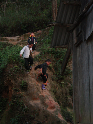 Bọn trẻ trèo đèo, lội suối đến lớp. Ảnh: kiều minh