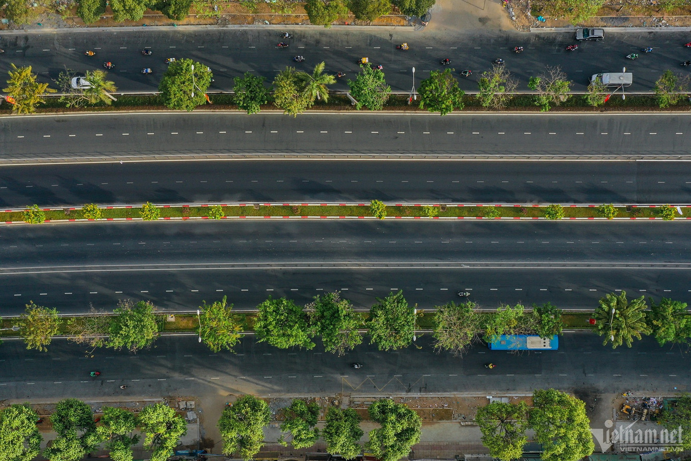 Mọi con đường đều khá vắng vẻ. Đa số người dân tập trung tới các di tích lịch sử, khu vui chơi hoặc rời khỏi thành phố đi du lịch. Mọi con đường đều khá vắng vẻ. Đa số người dân tập trung tới các di tích lịch sử, khu vui chơi hoặc rời khỏi thành phố đi du lịch.