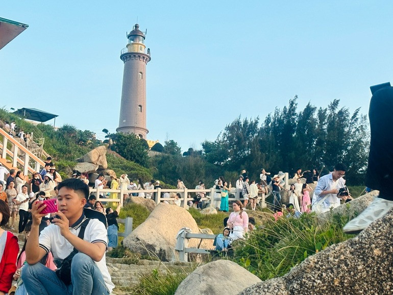 Dịp nghỉ lễ này rất đông du khách đến với danh thắng bãi Môn - Mũi Điện để đón bình minh đầu tiên trên đất liền Việt Nam. Ảnh: HỒNG NGUYỄN.