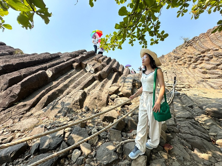 Du khách check-in tại danh thắng quốc gia đặc biệt Gành Đá Đĩa giữa trời nắng. Ảnh: TRẦN QUỚI.