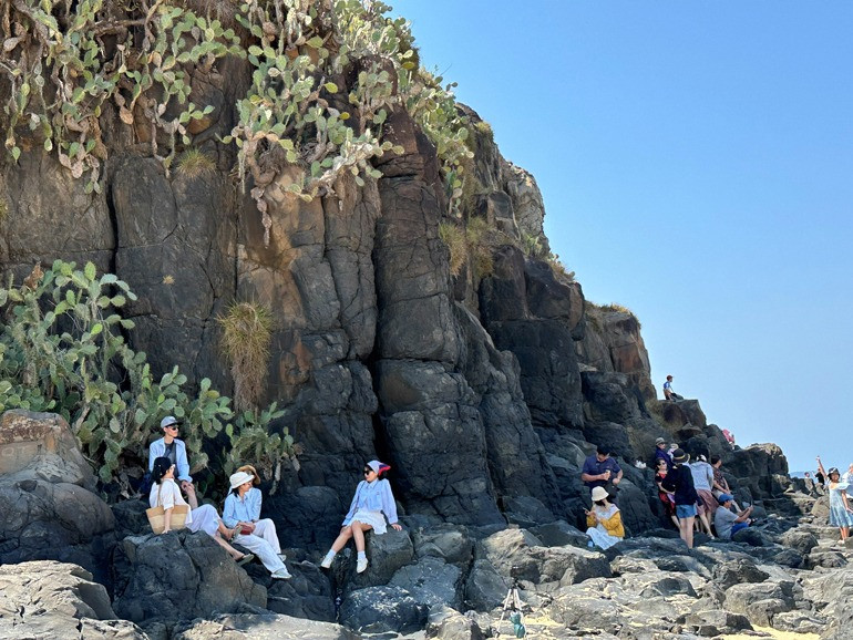 Du khách tham quan tại Bãi Xép - Gành Ông (xã An Chấn, huyện Tuy An), nơi từng là bối cảnh phim “Tôi thấy hoa vàng trên cỏ xanh”. Ảnh: TRẦN QUỚI.