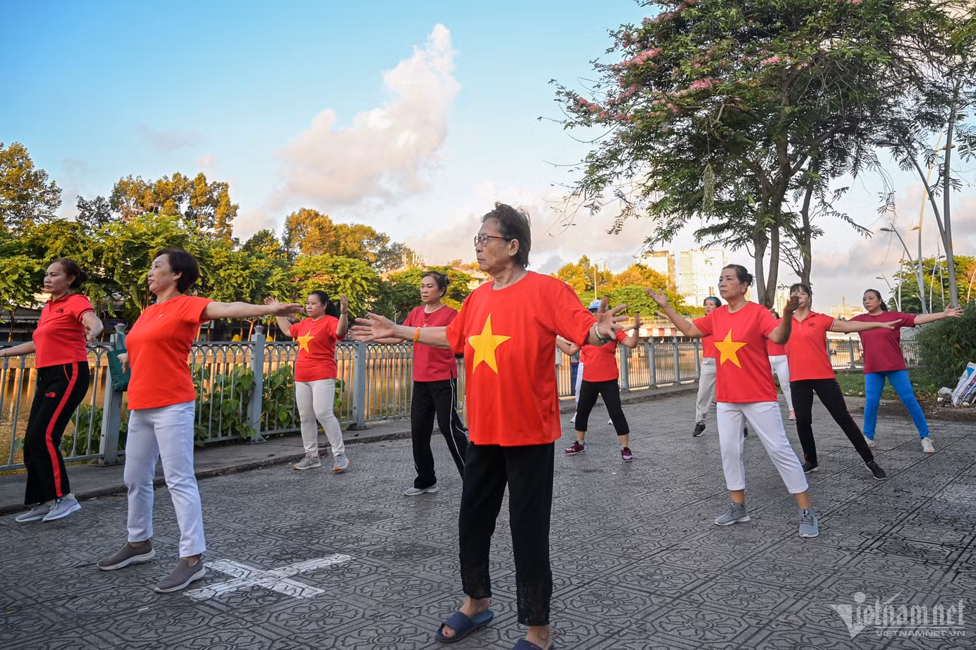 Một số người dân mặc áo cờ đỏ sao vàng tập thể dục dọc kênh Nhiêu Lộc - Thị Nghè, hòa vào không khí ngày Tết Độc lập.