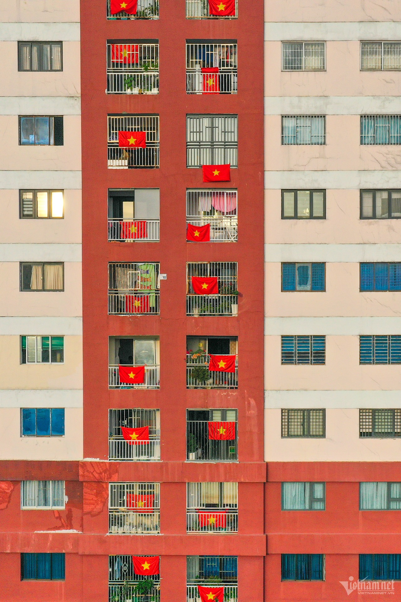 Dãy chung cư tại quận Bình Thạnh ngập tràn hình ảnh cờ đỏ sao vàng. Dãy chung cư tại quận Bình Thạnh ngập tràn hình ảnh cờ đỏ sao vàng.
