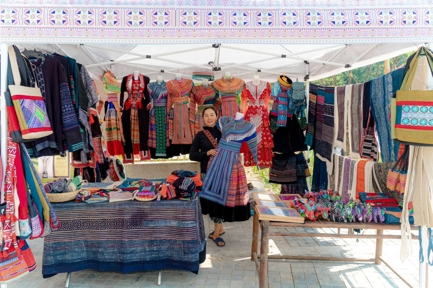 Những gian đồ lưu niệm, thuê trang phục dân tộc, vẽ tranh nghệ thuật… cũng thu hút đông đảo du khách trải nghiệm.