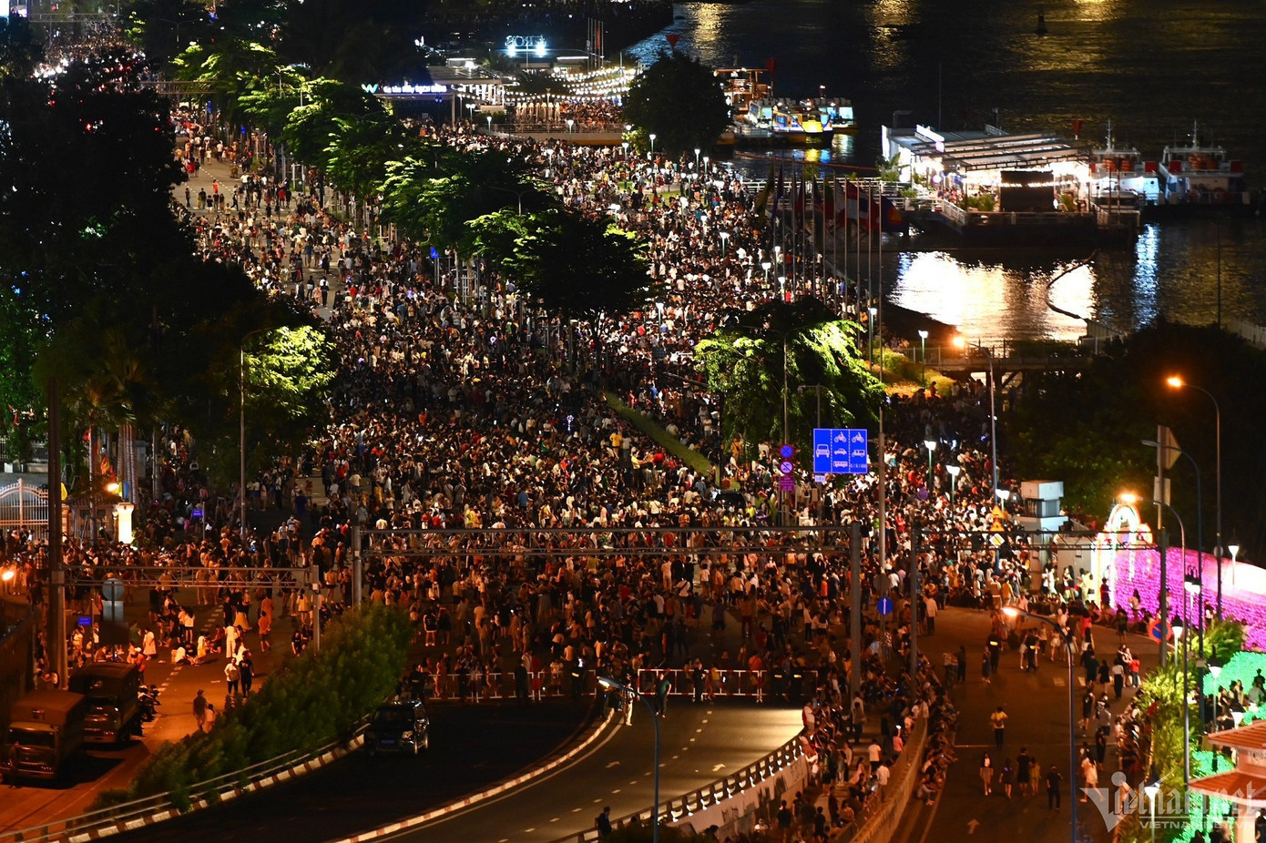 Đường Tôn Đức Thắng thường bị cấm xe đoạn từ Nguyễn Siêu đến Võ Văn Kiệt để phục vụ các chương trình bắn pháo hoa vào dịp lễ, tết. Ảnh: Nguyễn Huế. Đường Tôn Đức Thắng thường bị cấm xe đoạn từ Nguyễn Siêu đến Võ Văn Kiệt để phục vụ các chương trình bắn pháo hoa vào dịp lễ, tết. Ảnh: Nguyễn Huế.