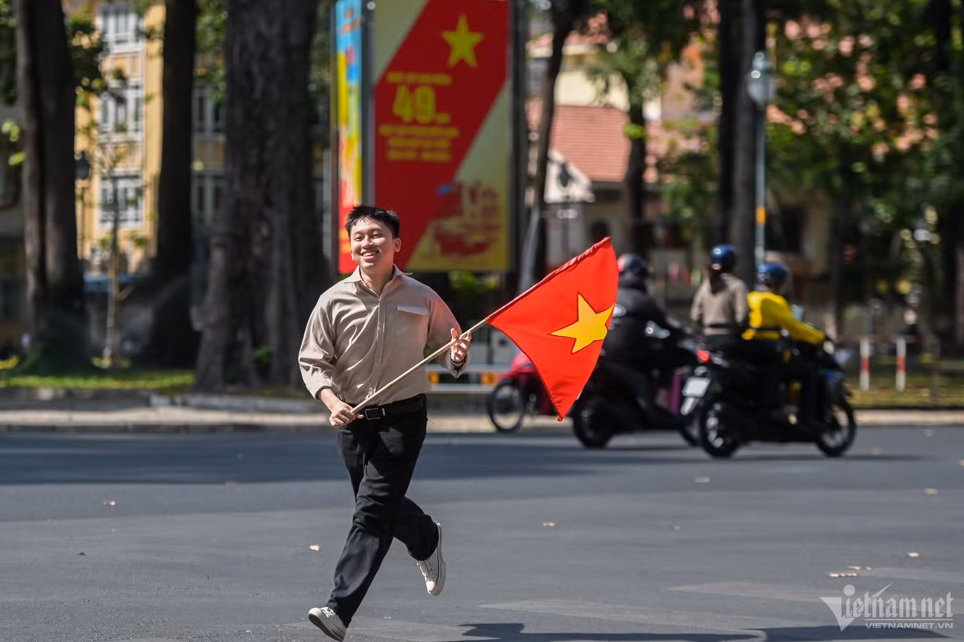 Nhiều bạn trẻ xuống phố chụp hình để lưu lại những khoảnh khắc đẹp trong dịp lễ đặc biệt này.