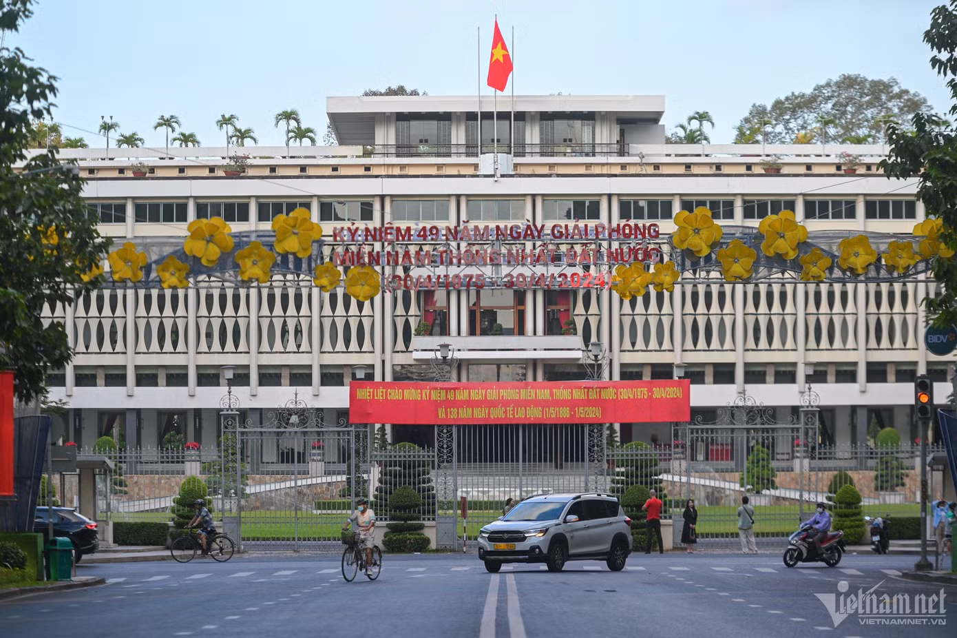 Hình ảnh cờ đỏ sao vàng và những băng rôn, khẩu hiệu chào mừng 49 năm ngày giải phóng miền Nam, thống nhất đất nước rực rỡ dọc đường Lê Duẩn, tuyến đường vào Dinh Độc Lập.