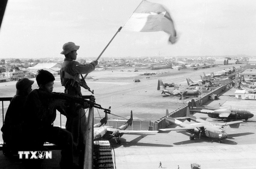 Cờ giải phóng tung bay trên sân bay Tân Sơn Nhất, ngày 30/4/1975. (Ảnh: Quang Thành/TTXVN) Cờ giải phóng tung bay trên sân bay Tân Sơn Nhất, ngày 30/4/1975. (Ảnh: Quang Thành/TTXVN)