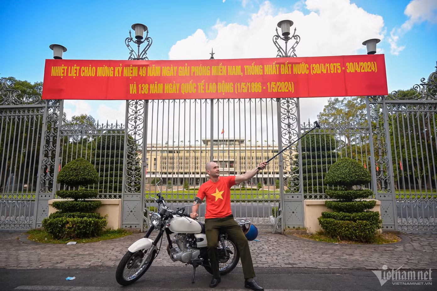 Anh Mihai (Rumani) dậy sớm tới chụp hình tại Dinh Độc Lập. "Tôi đã sống ở Việt Nam được 16 năm. Tôi yêu thành phố xinh đẹp này" - anh nói.