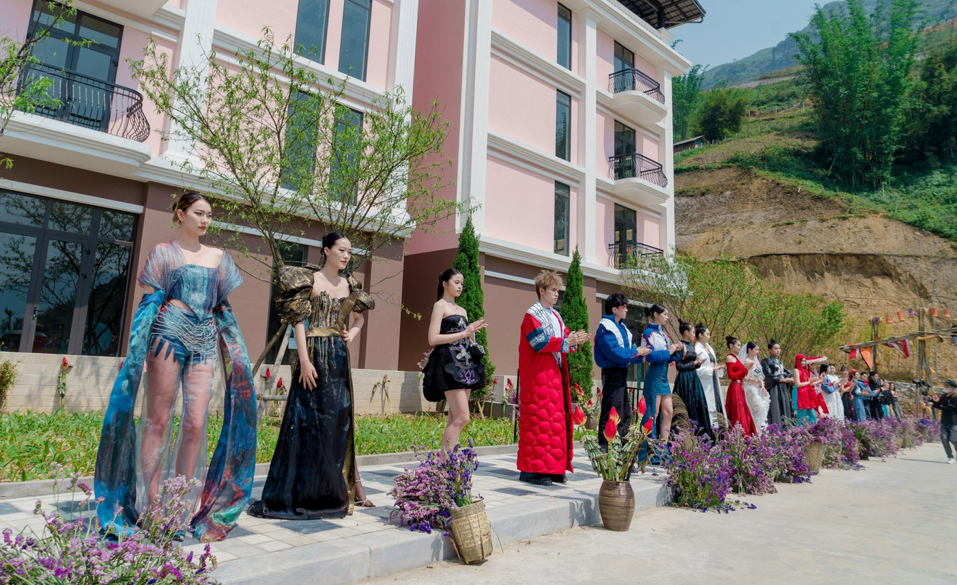 Bộ sưu tập “Hoa Mường Hoa” vừa đan xen chất liệu dân tộc vào từng chi tiết nhỏ, vừa mang nét đương đại, phóng khoáng, được ra mắt và trình diễn tại Lễ hội Ẩm thực Mường Hoa Sa Pa vào sáng ngày 28 và 29/4.