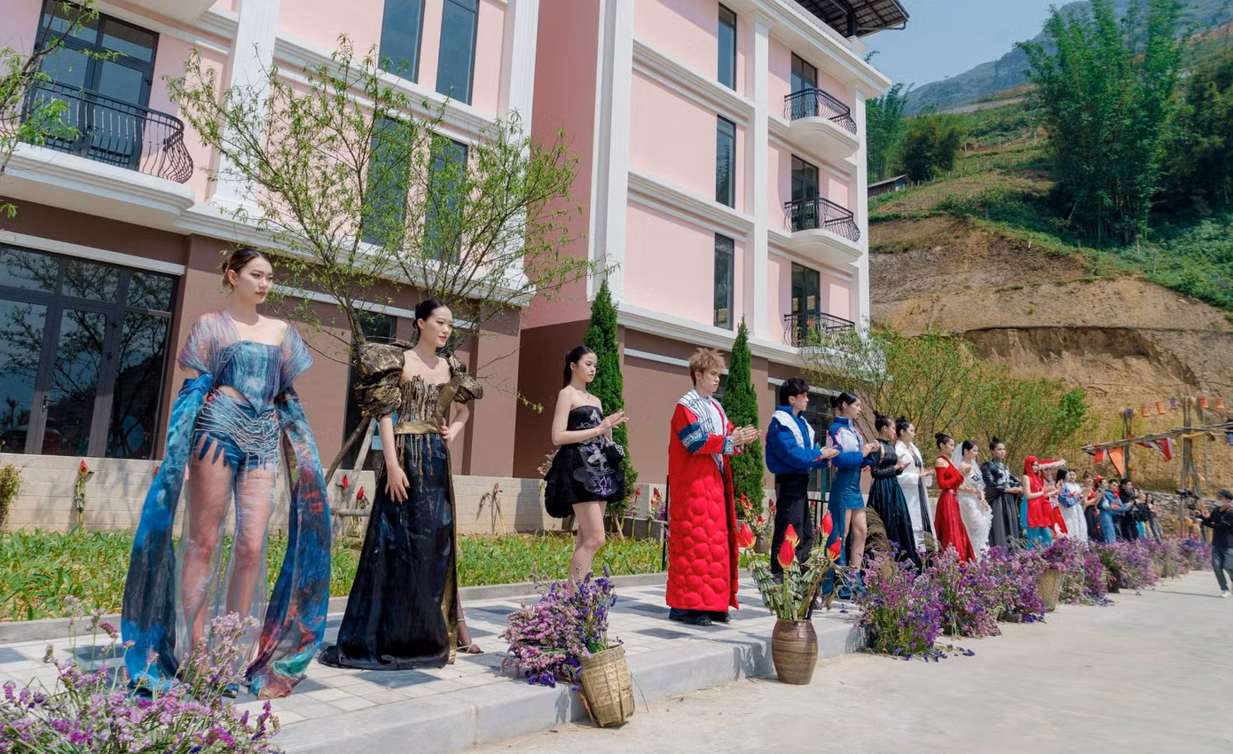 Bộ sưu tập “Hoa Mường Hoa” vừa đan xen chất liệu dân tộc vào từng chi tiết nhỏ, vừa mang nét đương đại, phóng khoáng, được ra mắt và trình diễn tại Lễ hội Ẩm thực Mường Hoa Sa Pa vào sáng ngày 28 và 29/4.
