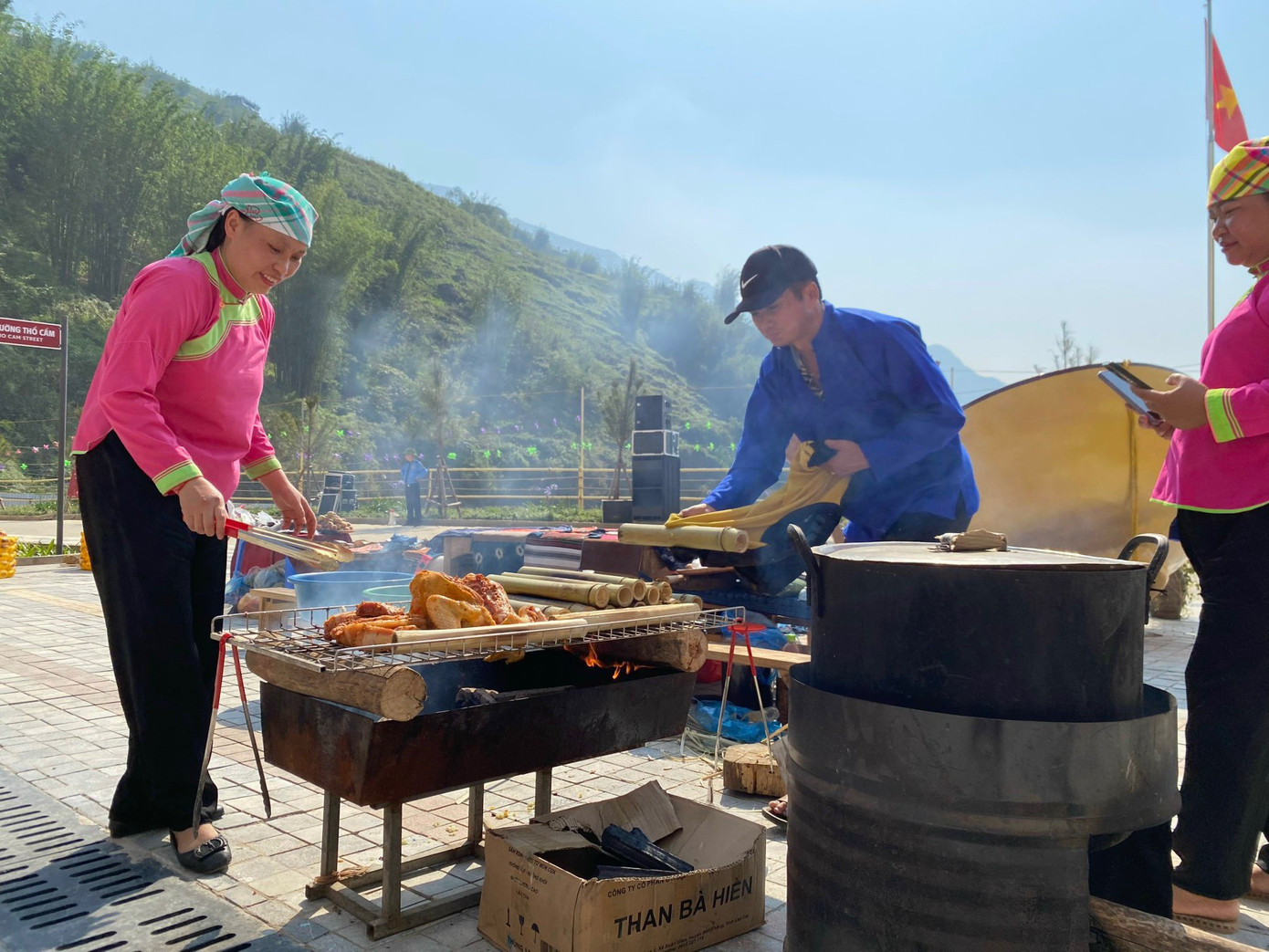 Sau khi những ống cơm khổng lồ được nấu chín, thực khách đã nhận về những phần cơm nhỏ để thưởng thức.