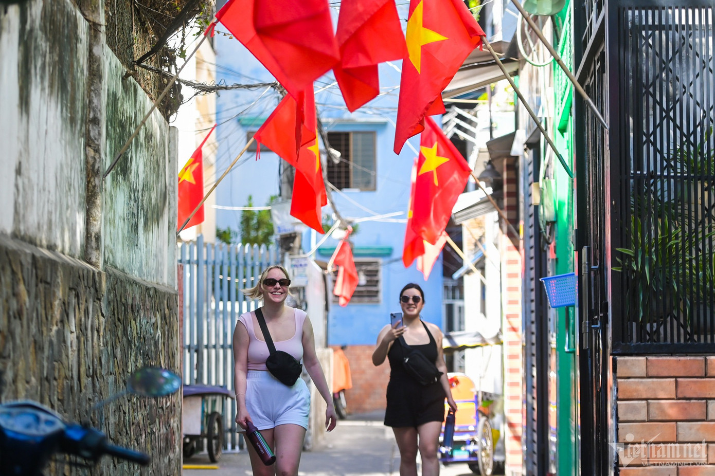 Du khách quốc tế cũng rất thích thú với không khí trong những ngày thành phố rợp bóng cờ hoa. Du khách quốc tế cũng rất thích thú với không khí trong những ngày thành phố rợp bóng cờ hoa.