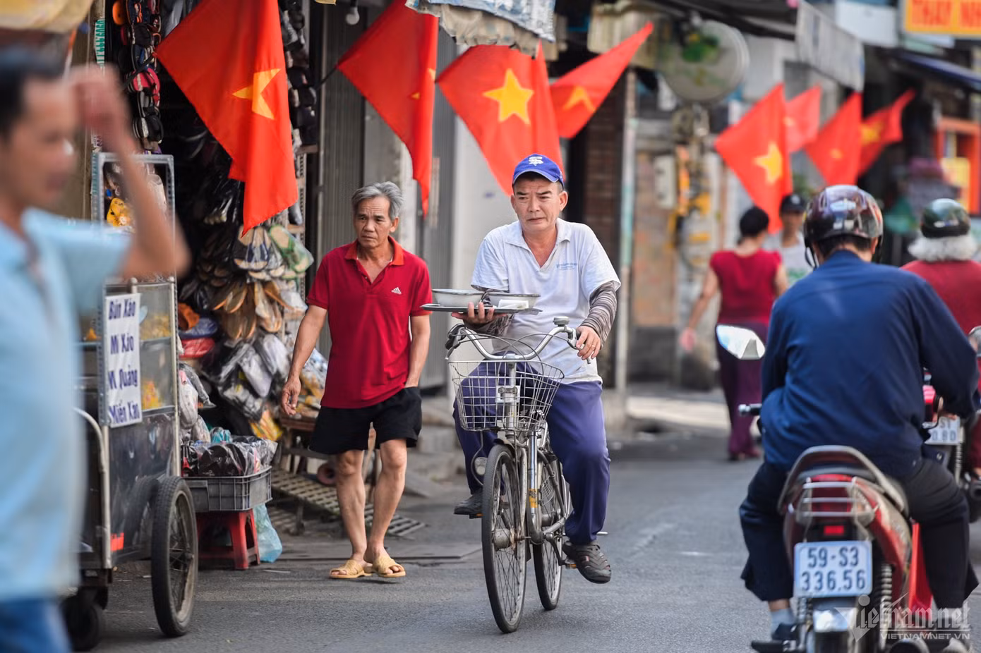 Nhịp sống bình dị vẫn tiếp diễn trong con hẻm nhỏ trên đường Bùi Hữu Nghĩa. Con hẻm hôm nay có phần rực rỡ hơn.