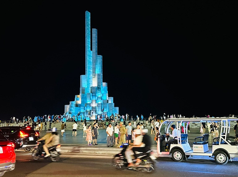 Quảng trường tháp Nghinh Phong là địa điểm thu hút rất đông du khách nhất là vào buổi tối. Ảnh: TRẦN QUỚI.