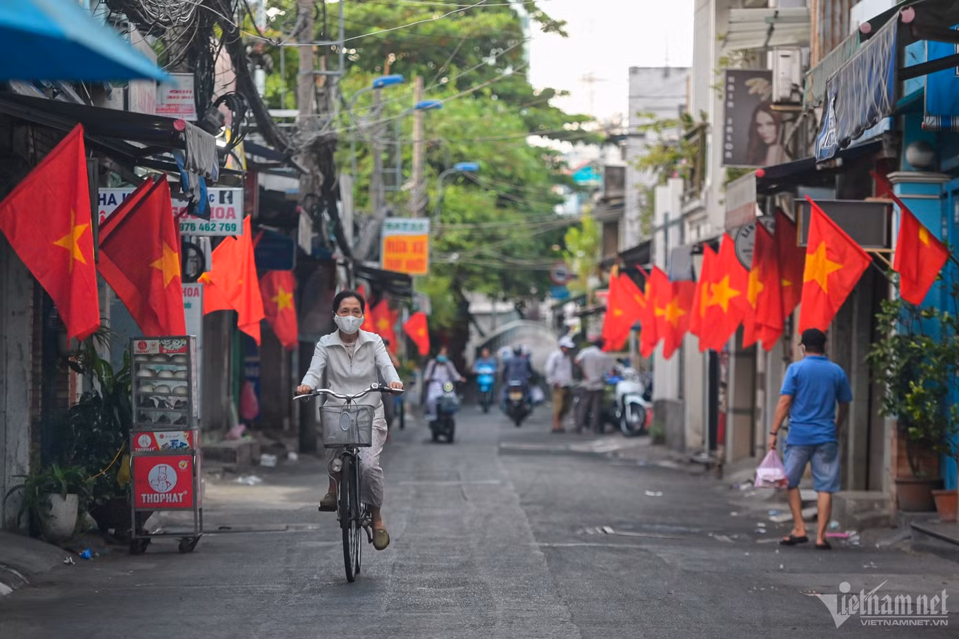 Sáng sớm ngày 30/4, các tuyến đường TP.HCM thông thoáng, trái ngược hoàn toàn so với ngày thường đông đúc, nhộn nhịp. Khắp phố phường và các con hẻm rực rỡ cờ đỏ sao vàng.