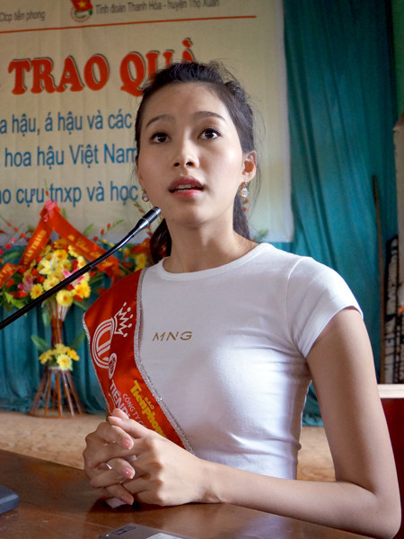 Hoa hậu Đặng Thu Thảo phát biểu tại buổi trao quà cho trẻ em tại huyện Thọ Xuân