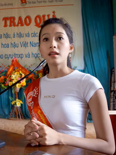 Hoa hậu Đặng Thu Thảo phát biểu tại buổi trao quà cho trẻ em tại huyện Thọ Xuân