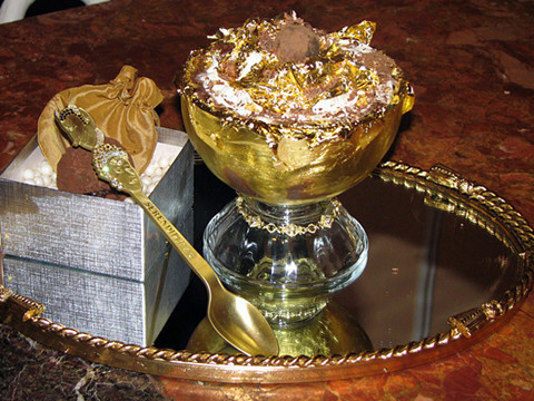 Món kem múc Golden Opulence với giá 1.000 USD. Ảnh: CNBC Món kem múc Golden Opulence với giá 1.000 USD