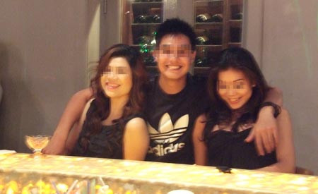 Khách VIP và nữ nhân viên PR quán bar