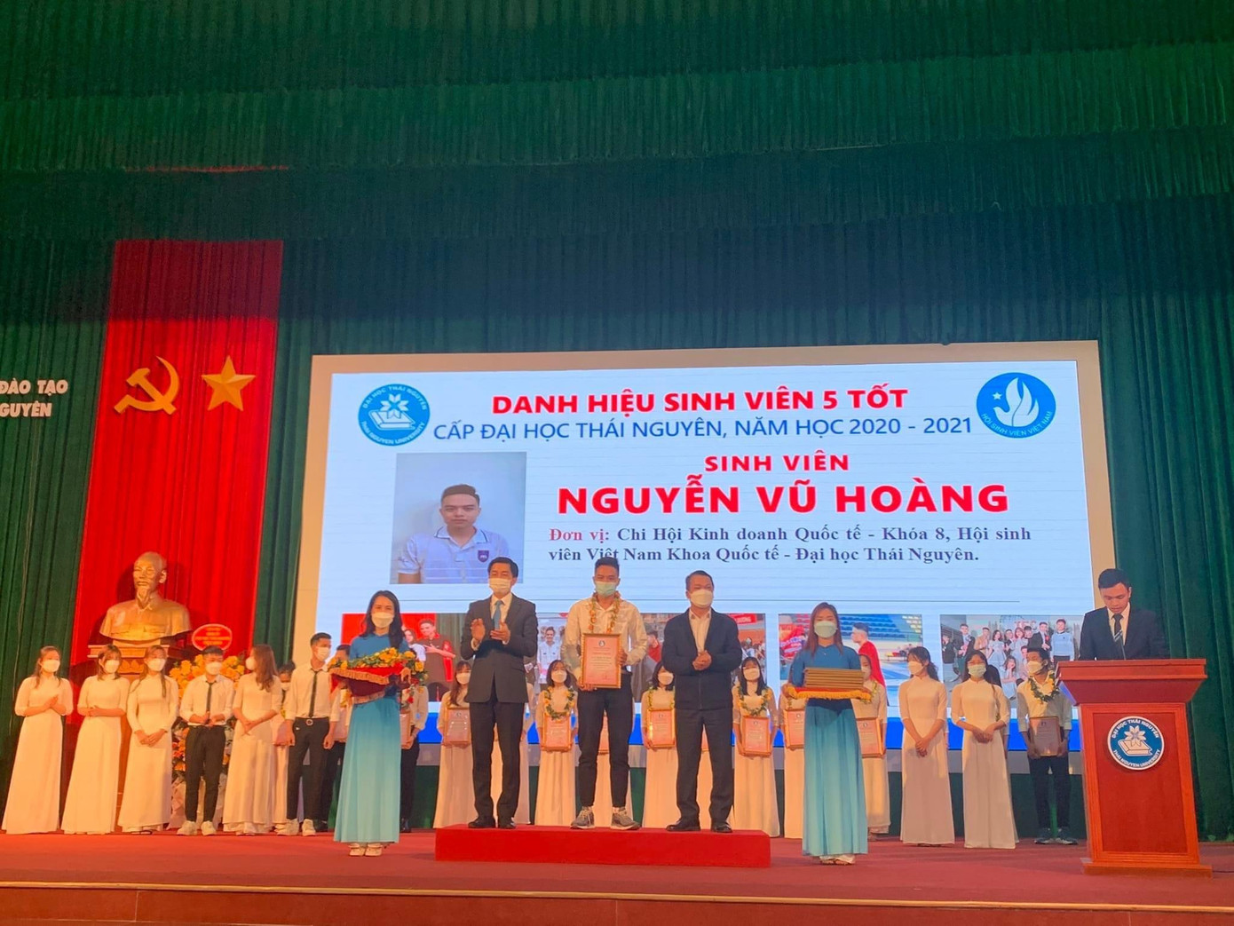 Nguyễn Vũ Hoàng nhận Danh hiệu Sinh Viên 5 Tốt cấp Đại học Thái Nguyên. Nguyễn Vũ Hoàng nhận Danh hiệu Sinh Viên 5 Tốt cấp Đại học Thái Nguyên.