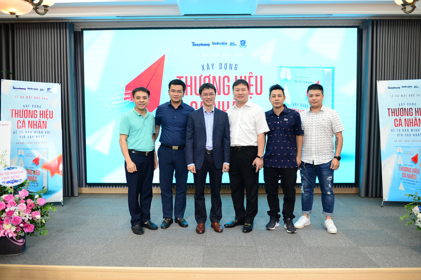 Các đại diện đến từ Đại học Thái nguyên, Đại học Kinh tế Quốc dân, Đại học Thương mại và Trường Arena Multimedia (từ trái qua phải) chúc mừng tác giả, nhà báo Nguyễn Tuấn Anh.