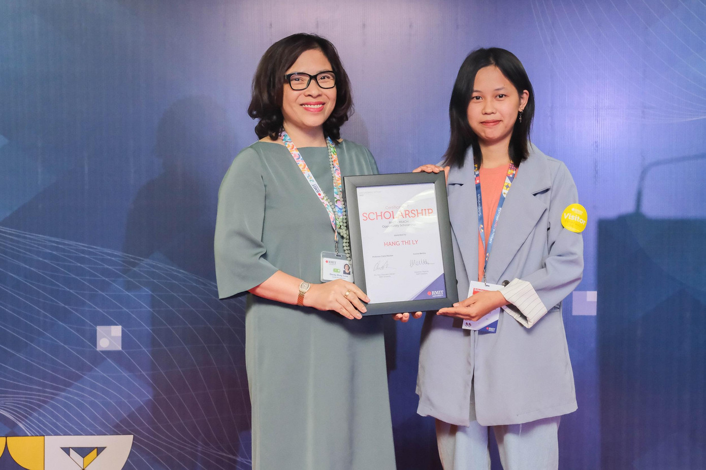 Cô sinh viên người dân tộc H’mông Hảng Thị Lỳ (bên phải) nhận Học bổng Chắp cánh ước mơ tại buổi lễ vừa diễn ra tại cơ sở Hà Nội, Đại học RMIT Việt Nam. Cô sinh viên người dân tộc H’mông Hảng Thị Lỳ (bên phải) nhận Học bổng Chắp cánh ước mơ tại buổi lễ vừa diễn ra tại cơ sở Hà Nội, Đại học RMIT Việt Nam.