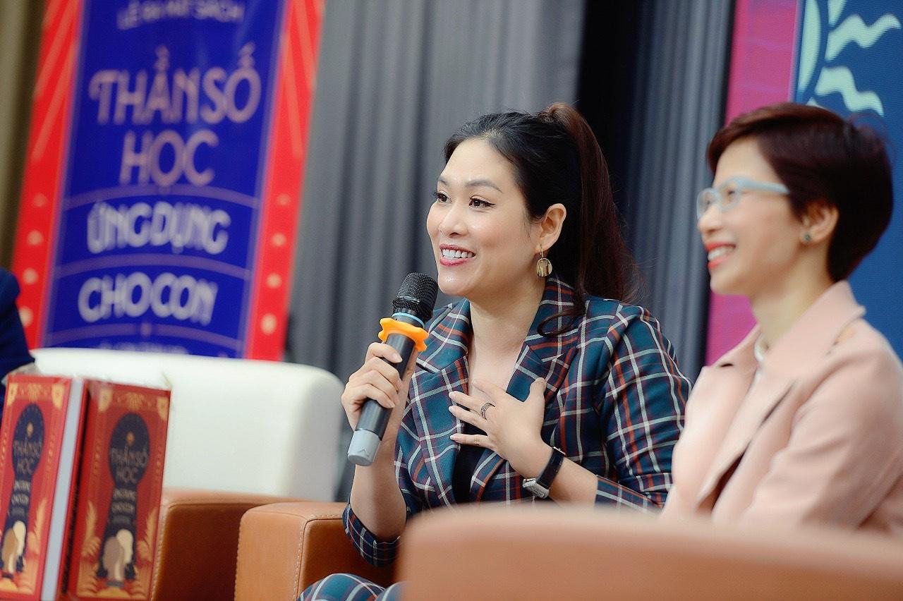 Diễn viên Hà Hương nổi tiếng với nhân vật Nguyệt Thảo Mai trong phim Phía trước là bầu trời chia sẻ một thực tế hiện nay là nhiều bố mẹ không hiểu con, đang bắt con phải học, phải làm những ước mơ còn dang dở của họ trước đây chứ không phải là những gì con thích và phù hợp với con.