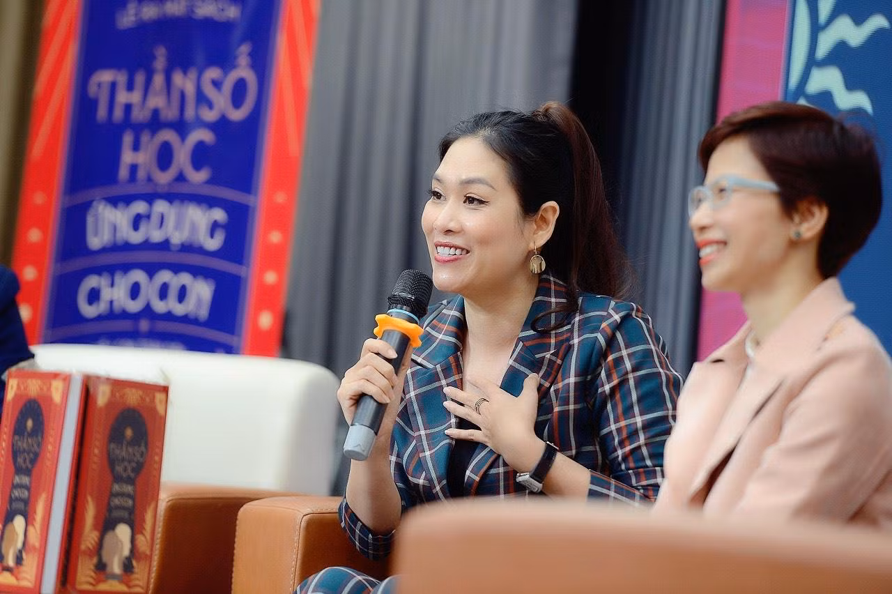 Diễn viên Hà Hương nổi tiếng với nhân vật Nguyệt Thảo Mai trong phim Phía trước là bầu trời chia sẻ một thực tế hiện nay là nhiều bố mẹ không hiểu con, đang bắt con phải học, phải làm những ước mơ còn dang dở của họ trước đây chứ không phải là những gì con thích và phù hợp với con.