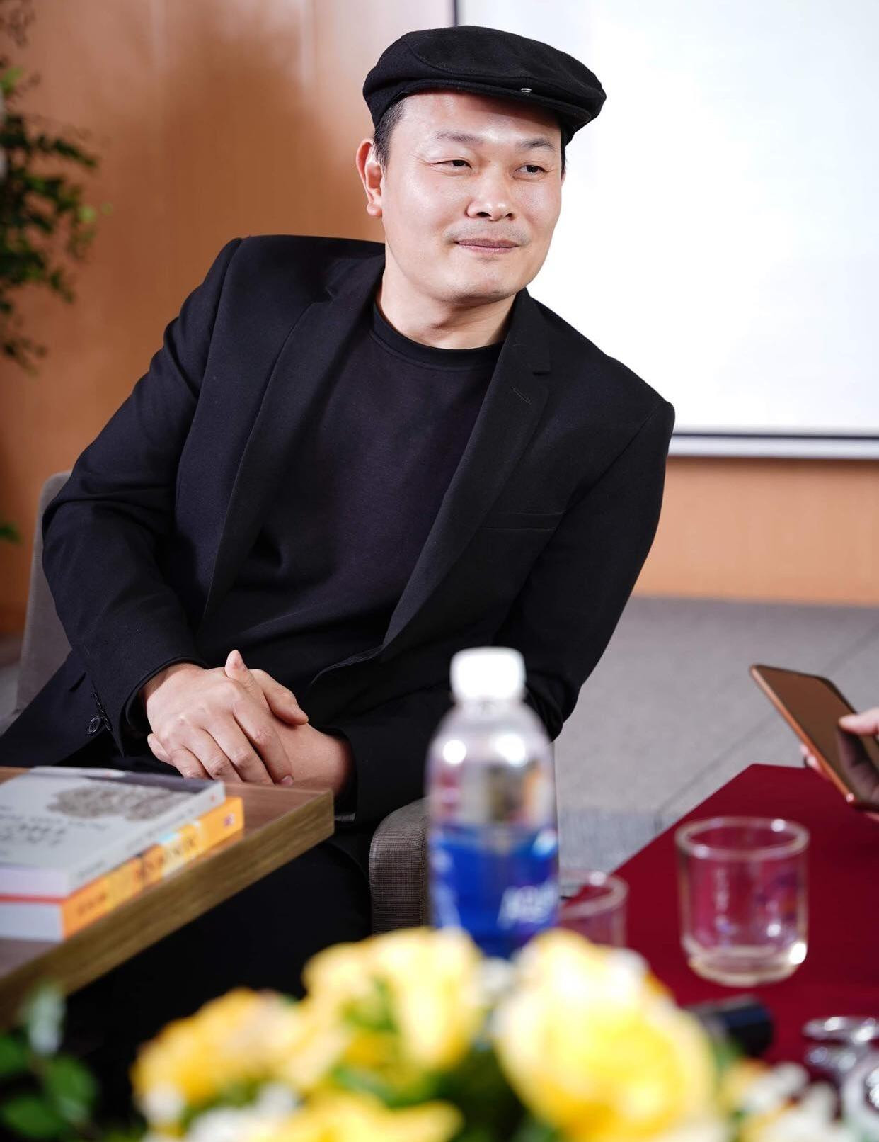 Tác giả Đỗ Cao Sang tại chương trình ra mắt sách Bên bờ nước. Ảnh: Vietnamnet Tác giả Đỗ Cao Sang tại chương trình ra mắt sách Bên bờ nước. Ảnh: Vietnamnet