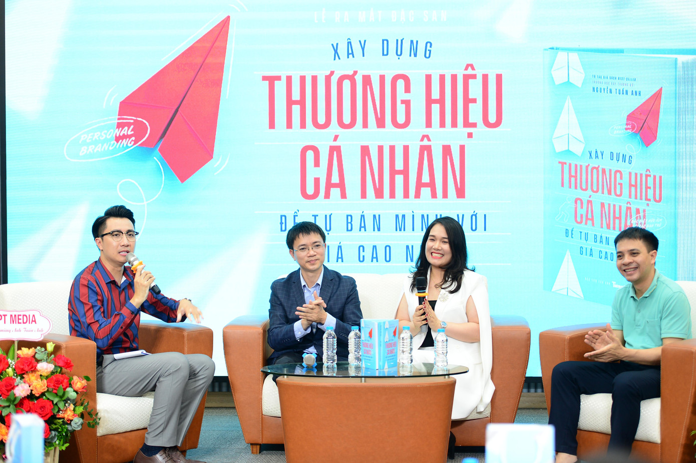 Chủ tịch Tập đoàn GBM Nguyễn Mến chia sẻ trên sân khấu cùng tác giả, nhà báo Nguyễn Tuấn Anh, tiến sĩ Hoàng Anh Duy (trường Đại học Ngoại thương Hà Nội) và tiến sĩ Nguyễn Quang Đông (Đại học Thái Nguyên).