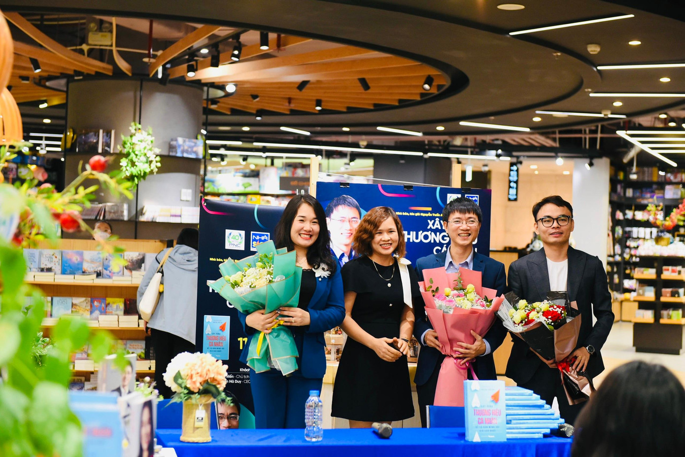 Chủ tịch GBM Nguyễn Mến và các diễn giả nhận hoa cảm ơn từ chị Nguyễn Thị Nguyệt - Giám đốc Nhà sách Phương Nam chi nhánh Hà Nộii.