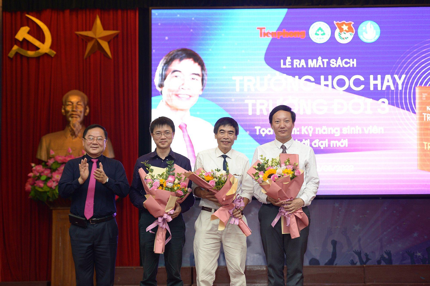 Nhà báo Lê Xuân Sơn - Tổng Biên tập báo Tiền Phong tặng hoa cảm ơn đại diện các đồng tác giả đặc san "Trường học hay Trường đời 3".