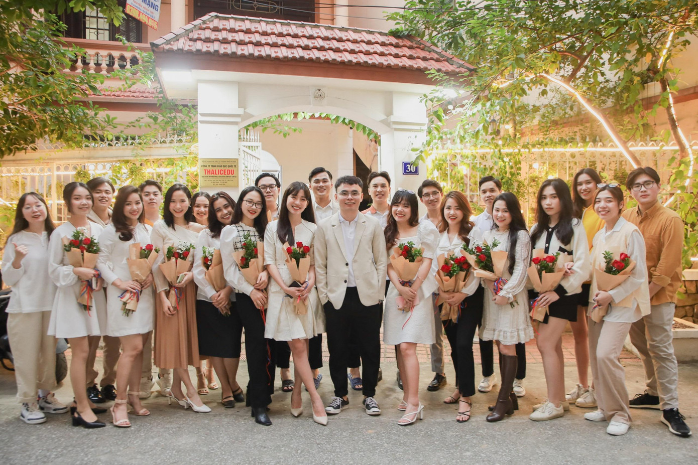 Anh Nguyễn Hà Duy và đội ngũ giáo viên tại THALIC VOICE.