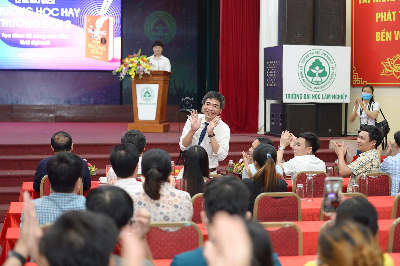 Diễn giả, Tiến sĩ Lê Thẩm Dương được chào đón nồng nhiệt.