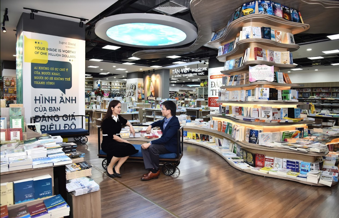 Nhà báo Nguyễn Tuấn Anh và CEO Nguyễn Kim Thoa tại Tân Việt Bookstore tại B2 - R5 TTTM Vincom Royal City - 72A Nguyễn Trãi, Hà Nội. Nhà báo Nguyễn Tuấn Anh và CEO Nguyễn Kim Thoa tại Tân Việt Bookstore tại B2 - R5 TTTM Vincom Royal City - 72A Nguyễn Trãi, Hà Nội.