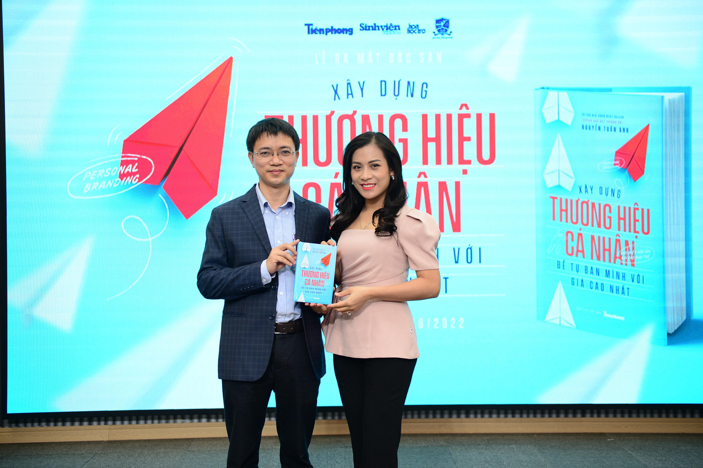 Phó Bí thư Đoàn trường Đại học Nội Vụ Trần Thị Phượng chúc mừng tác giả, nhà báo Nguyễn Tuấn Anh.