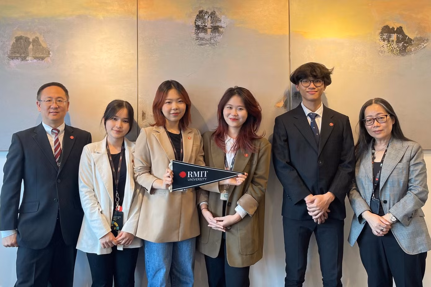 (Từ trái sang phải) Nhóm giảng viên và sinh viên Đại học RMIT gồm Tiến sĩ Justin Matthew Pang, Đinh Lê Bảo Ngọc, Nguyễn Phạm Linh Đan, Phạm Ngọc Bích Phương, Đào Minh Nghĩa, Tiến sĩ Jackie Ong.