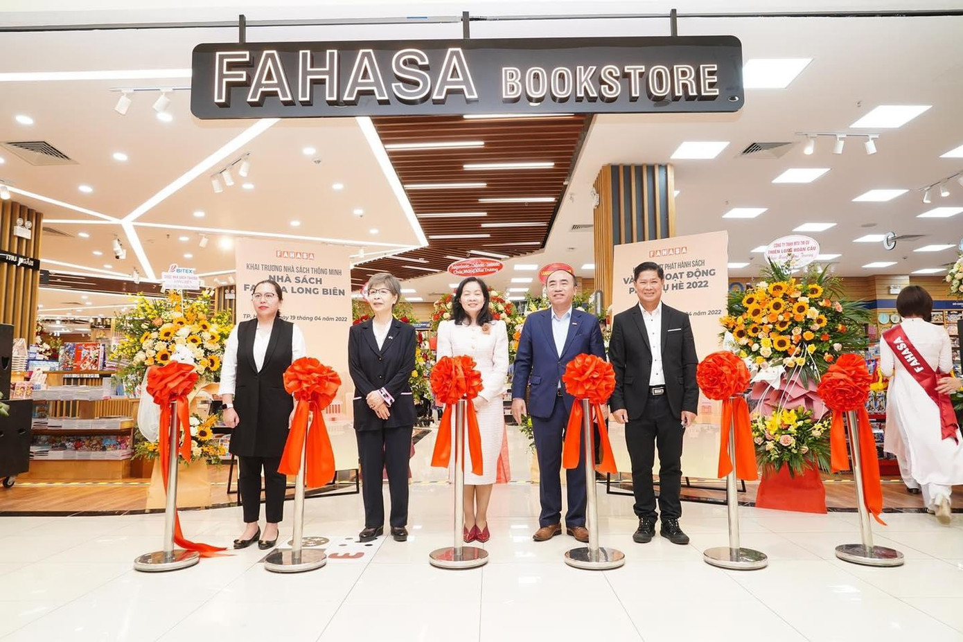 Ông Phạm Minh Thuận - Chủ tịch HĐQT Công ty FAHASA (ngoài cùng bên phải) cùng các đại biểu cắt băng khai trương Nhà sách.