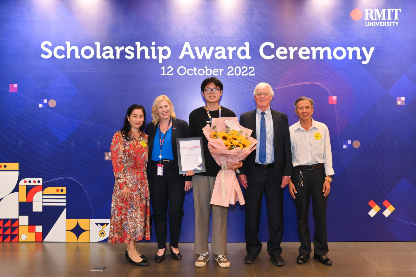 Thịnh (đứng giữa trong hình) cùng gia đình và lãnh đạo Đại học RMIT. Thịnh (đứng giữa trong hình) cùng gia đình và lãnh đạo Đại học RMIT.