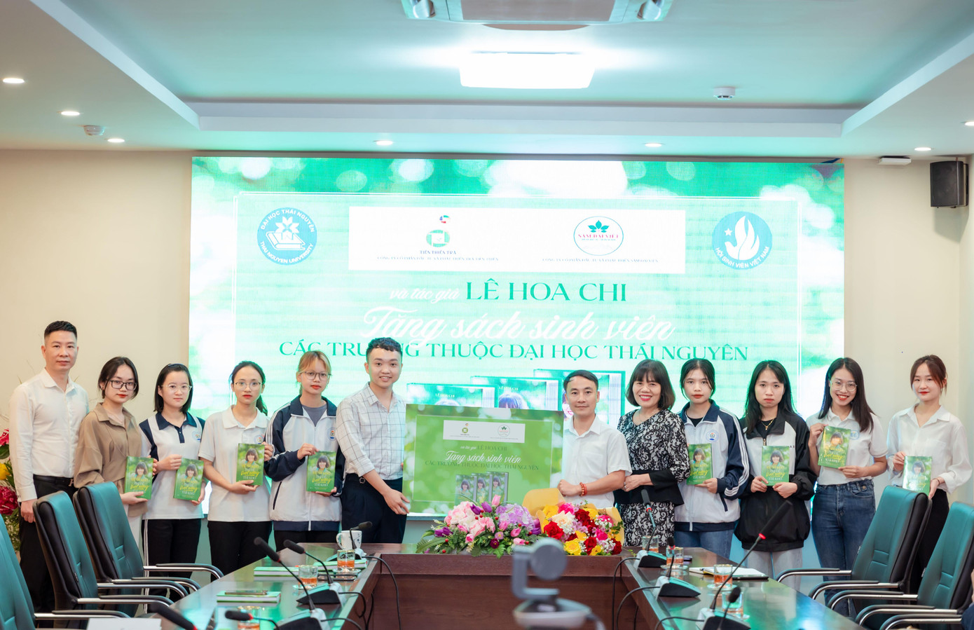 Tác giả Lê Hoa Chi (thứ 5, từ phải sang) và các mạnh thường quân tặng sách cho các đại diện đến từ Trường Đại học Y Dược. Tác giả Lê Hoa Chi (thứ 5, từ phải sang) và các mạnh thường quân tặng sách cho các đại diện đến từ Trường Đại học Y Dược.