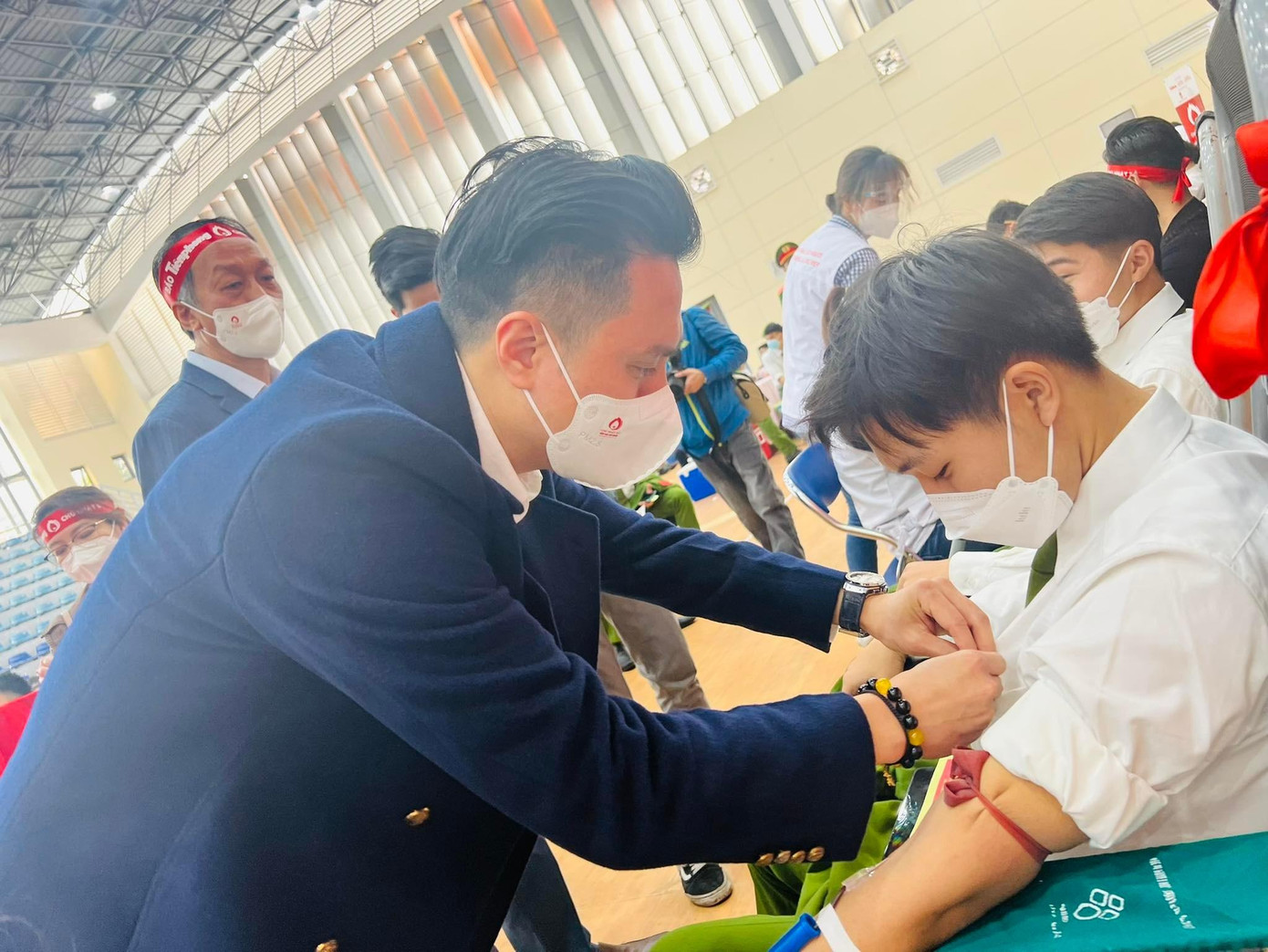 Diễn viên Việt Anh trực tiếp động viên các cảnh sát tương lai hiến máu. Diễn viên Việt Anh trực tiếp động viên các cảnh sát tương lai hiến máu.