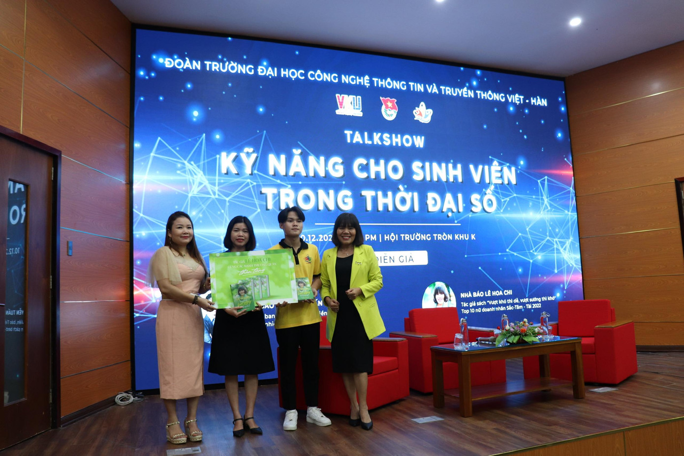 Chị Nguyễn Thị Ánh Nguyệt – Giám đốc thương hiệu Selene Spa tại Đà Nẵng (ngoài cùng bên trái) và tác giả Lê Hoa Chi trao biển tặng sách tượng trưng cho đại diện Đoàn TNCS Hồ Chí Minh và CLB Kỹ năng Trường Đại học Công nghệ Thông tin và Truyền thông Việt-Hàn – Đại học Đà Nẵng.