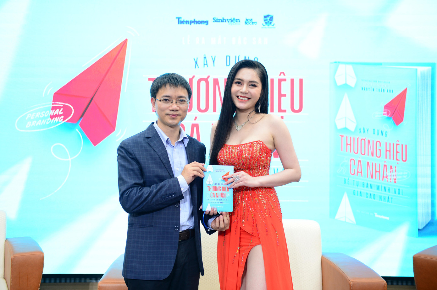 Ngoài năng khiếu diễn xuất, ca hát, võ thuật, Cao Diệp Anh còn làm chủ Công ty TNHH phúc lợi động vật CDA Animal Việt Nam. CDA là viết tắt của tên Cao Diệp Anh. Vì tình yêu thương động vật cô gái đa tài xinh đẹp này đã chọn thành lập công ty bảo vệ động vật. Diệp Anh chia sẻ đã từng cứu hộ và chăm sóc nhiều động vật bị hành hạ, bỏ rơi, được đông đảo cộng đồng yêu động vật yêu mến và ngưỡng mộ. Cô mong muốn và hy vọng trong thời gian sắp tới có thêm nhiều cơ hội để có thể đóng góp nhiều giá trị tích cực hơn cho cộng đồng. Ảnh: Dương Triều