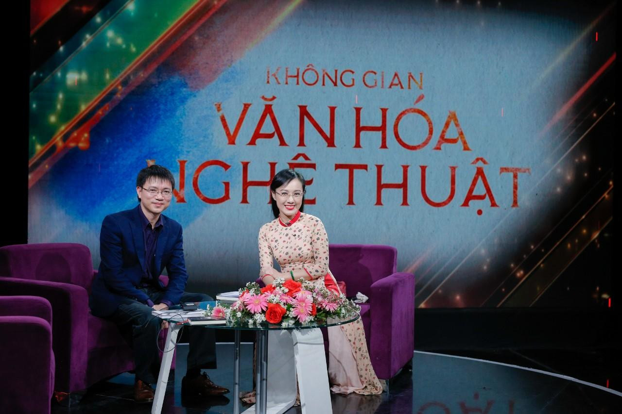 Tác giả, nhà báo Nguyễn Tuấn Anh cùng MC Hoài Anh trong chương trình Không gian Văn hóa Nghệ thuật (Đài truyền hình Việt Nam) bàn về chủ đề xu hướng tự xuất bản sách của các tác giả "tay ngang". Ảnh: Thảo Trần.
