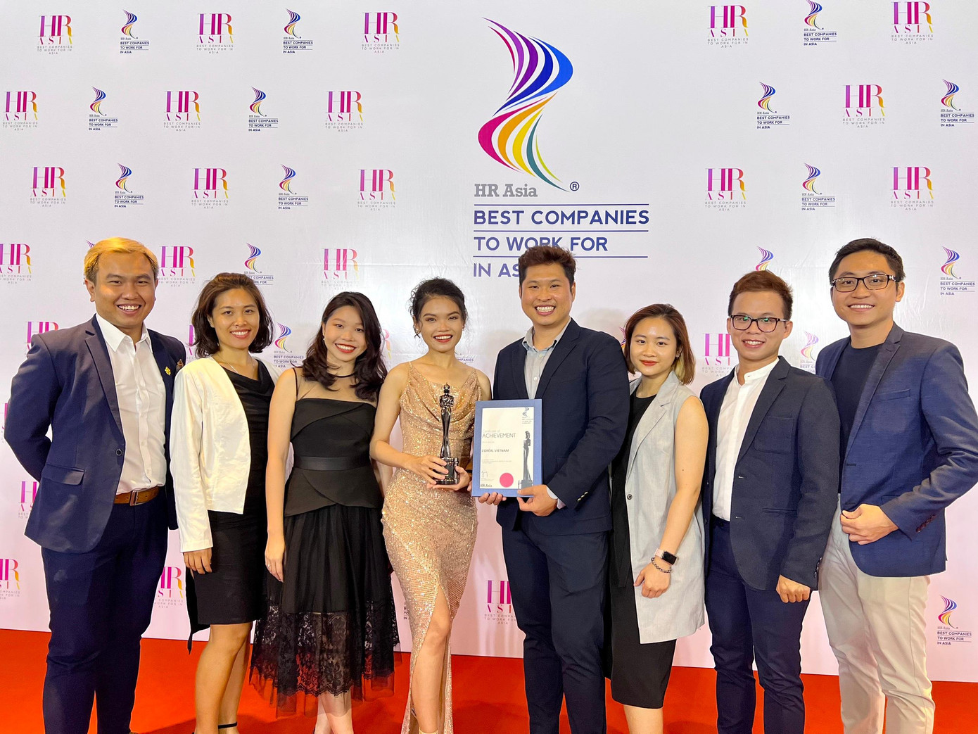 Lưu Thanh Huyền (thứ tư từ trái), cùng đồng nghiệp tại L’Oréal Việt Nam nhận giải thưởng là một trong những nơi làm việc tốt nhất châu Á do HR Asia trao tặng.