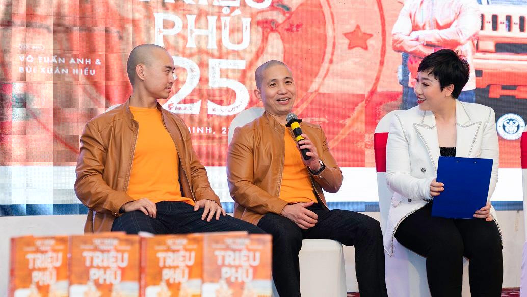 Các tác giả Bùi Xuân Hiếu và Võ Tuấn Anh giao lưu với người hâm mộ tại lễ ra mắt sách. Các tác giả Bùi Xuân Hiếu và Võ Tuấn Anh giao lưu với người hâm mộ tại lễ ra mắt sách.