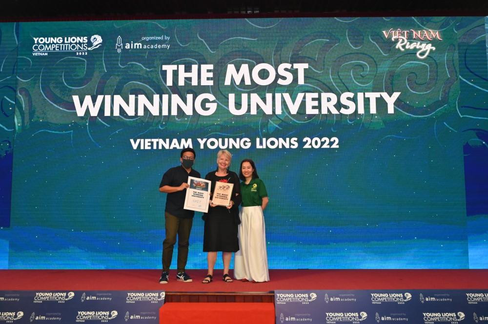 Trưởng Khoa Truyền thông và Thiết kế Giáo sư Julia Gaimster nhận giải “Đại học có nhiều đội thắng giải nhất”. Nguồn: Vietnam Young Lions.