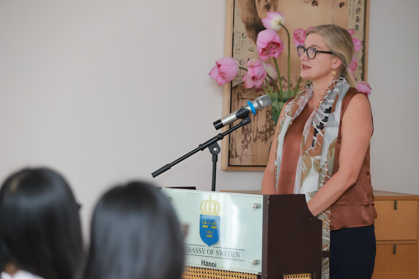 Bà Ann Måwe - Đại sứ đặc mệnh toàn quyền Vương quốc Thụy Điển tại Việt Nam – phát biểu khai mạc sự kiện giới thiệu sách Spotify và những chuyện chưa kể.